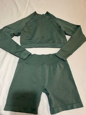 YoungLA Matching Activewear Set Kove Crop Top & Seamless Shorts Green Medium